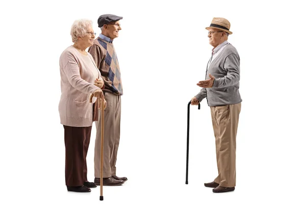 Edlerly Mężczyzna Kobieta Rozmawiają Innym Starszym Mężczyzną Odizolowanym Białym Tle — Zdjęcie stockowe