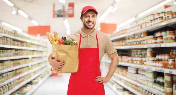 Muž Obchod Asistent Jídlem Papírové Tašce Stojící Supermarketu — Stock fotografie