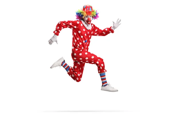 Clown Einem Gepunkteten Roten Kostüm Springt Isoliert Auf Weißem Hintergrund — Stockfoto