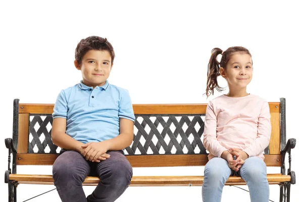 Bankta Oturan Gülümseyen Çocuklar Beyaz Arka Planda Izole Edilmiş — Stok fotoğraf