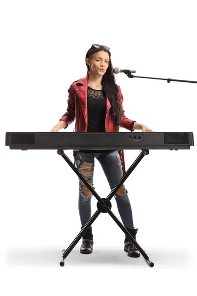 Ung Kvinnlig Musiker Spelar Ett Tangentbord Och Sjunger Mikrofon Isolerad — Stockfoto