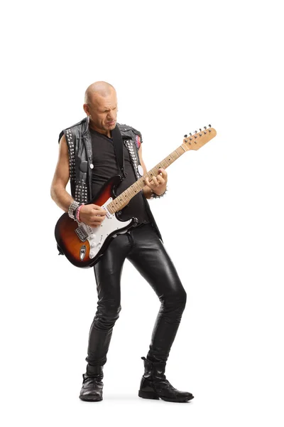 배경에서 고립된 기타를 연주하고 대머리 펑크의 전체긴 초상화 — 스톡 사진