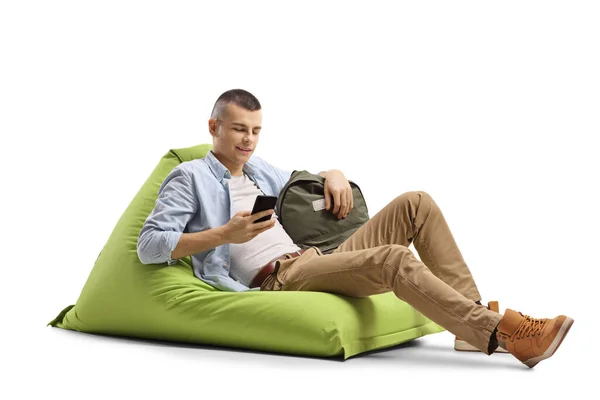 Mężczyzna Student Siedzi Zielony Fasola Torba Krzesło Pomocą Telefon Komórkowy — Zdjęcie stockowe