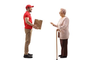 Beyaz arka planda izole edilmiş yaşlı bir kadına paket veren bir teslimatçının tam boy portresi.