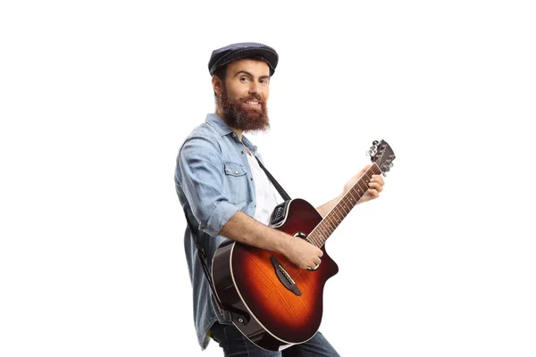 髭を生やした男が白い背景に孤立したアコースティックギターを演奏 — ストック写真