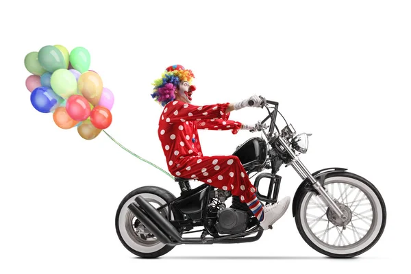 一个小丑骑在直升机上 拿着一束气球与白色背景隔离的全景照片 — 图库照片