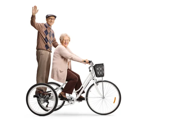 Älterer Mann Winkt Von Einem Dreirad Und Ältere Frau Reitet — Stockfoto