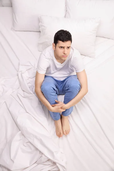 Mladý Muž Depresi Sedí Své Posteli Nemůže Spát — Stock fotografie
