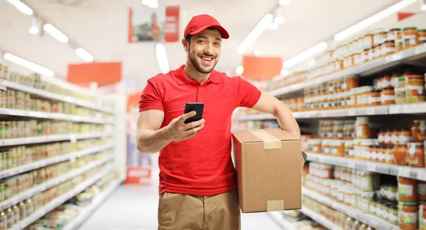 Entrega Cara Segurando Telefone Celular Pacote Supermercado — Fotografia de Stock