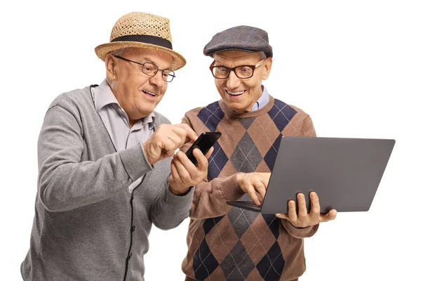 Ältere Männer Mit Laptop Und Mobiltelefon Auf Weißem Hintergrund — Stockfoto