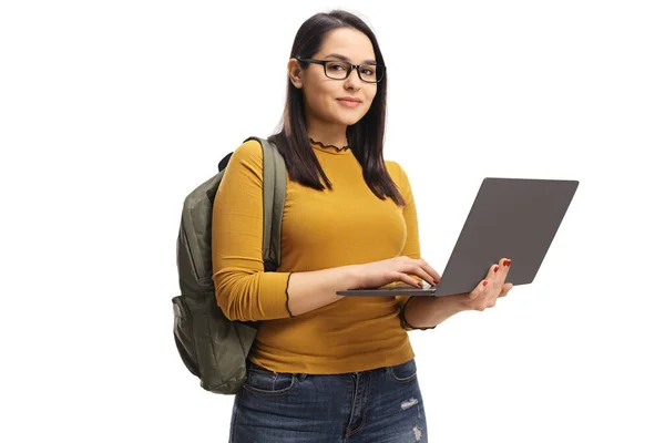 Estudante Posando Com Computador Portátil Isolado Fundo Branco — Fotografia de Stock