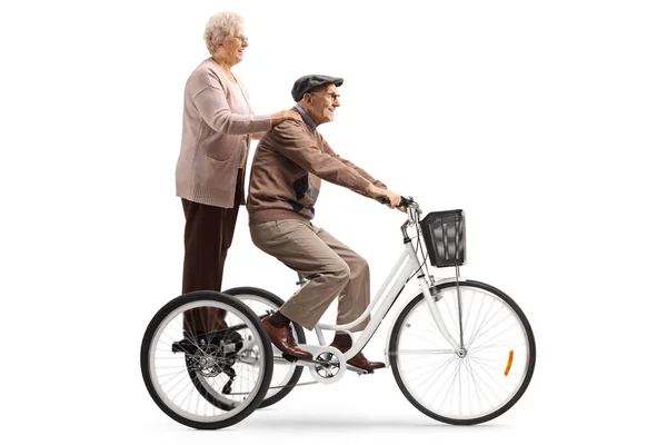 Abuelos Montando Triciclo Aislado Sobre Fondo Blanco — Foto de Stock