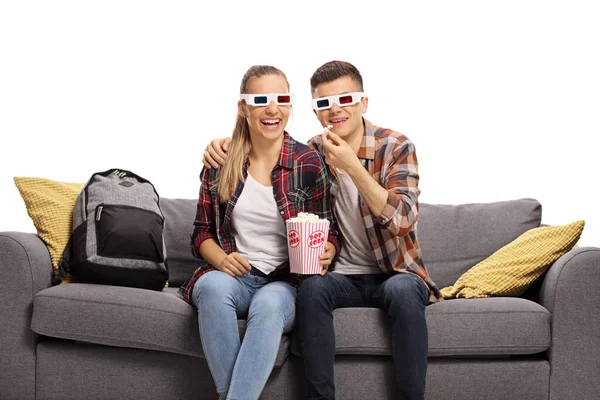 Mannelijke Vrouwelijke Studenten Zitten Een Bank Popcorn Eten Kijken Naar — Stockfoto