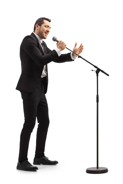Ganzkörperaufnahme Eines Eleganten Männlichen Sängers Der Auf Einem Mikrofon Singt — Stockfoto