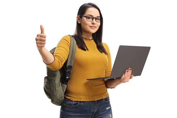 Studentin Hält Laptop Der Hand Und Zeigt Daumen Nach Oben — Stockfoto