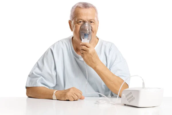 Oudere Mannelijke Patiënt Met Behulp Van Een Inhalator Geïsoleerd Witte — Stockfoto