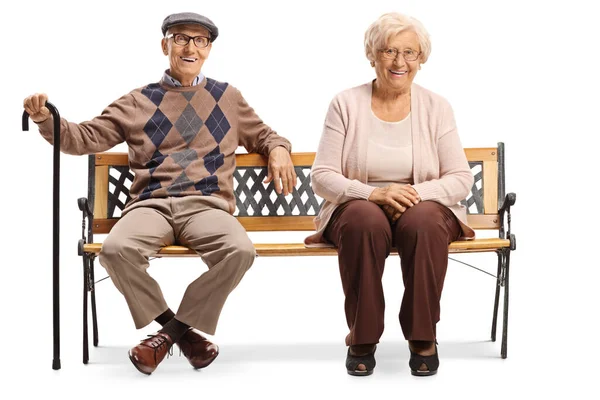 Seniors Souriant Assis Sur Banc Isolé Sur Fond Blanc — Photo