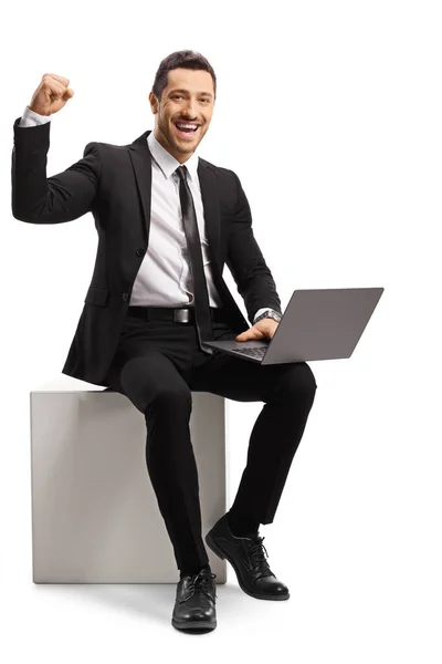 白い背景に隔離されたカメラで幸福と笑顔をジェスチャーラップトップコンピュータを持つビジネスマン — ストック写真