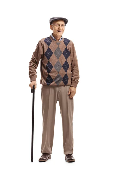 一个老人拿着手杖站在那里 对着被白色背景隔离的摄像机笑着的全长画像 — 图库照片
