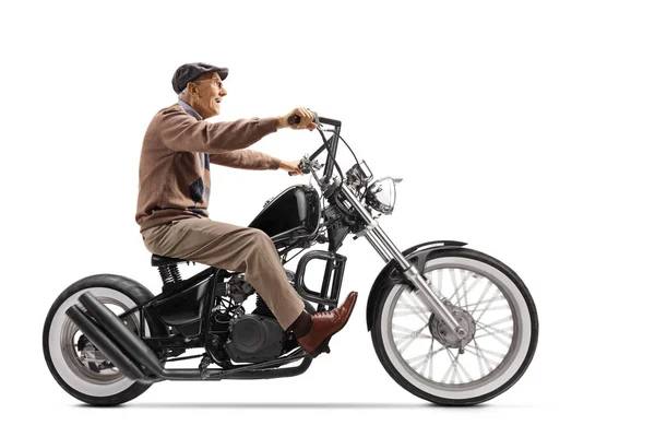 Älterer Mann Fährt Ein Benutzerdefiniertes Chopper Motorrad Isoliert Auf Weißem — Stockfoto