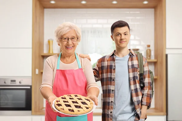 Έφηβος Εγγονός Και Γιαγιά Μια Σπιτική Πίτα Στέκεται Μέσα Στην — Φωτογραφία Αρχείου