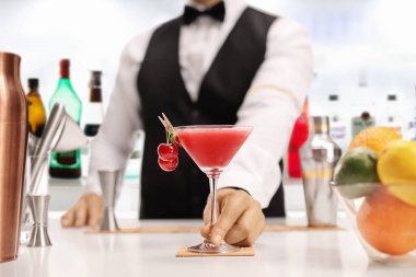 Barmen barda alkollü kokteyl servisi yapıyor. 