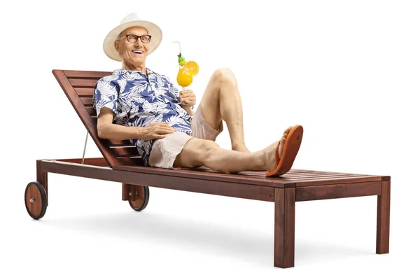 Äldre Manliga Turist Njuter Cocktail Dryck Solsäng Isolerad Vit Bakgrund — Stockfoto