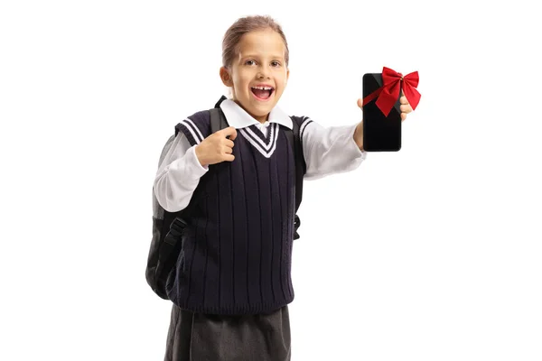 Захоплена Маленька Школярка Тримає Мобільний Телефон Отриманий Подарунок Ізольовано Білому — стокове фото