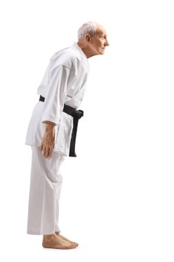 Kimono 'da kıdemli bir karate ustasının beyaz arka planda tam boy profil çekimi
