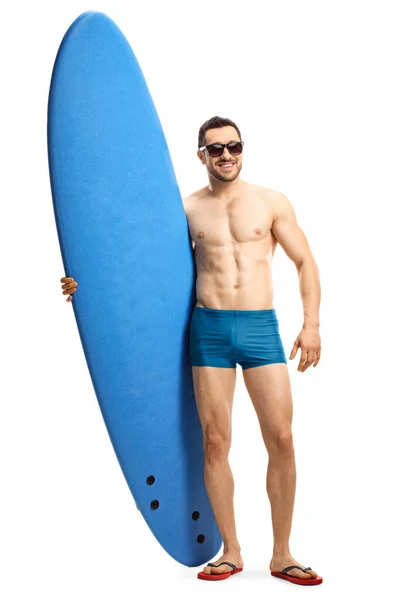 Portret Młodego Faceta Stroju Kąpielowym Okularach Przeciwsłonecznych Pozującego Deską Surfingową — Zdjęcie stockowe