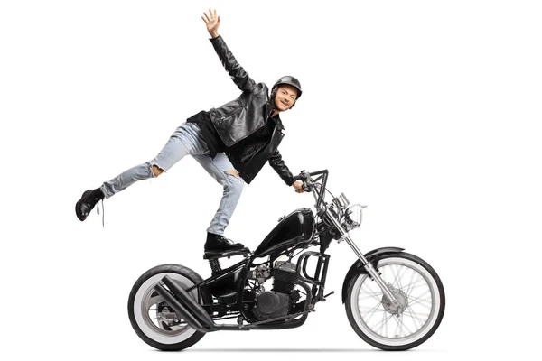 Молодий Сміливий Висміювач Стоїть Сидінні Їде Подрібнювачі Мотоцикл Ізольований Білому — стокове фото