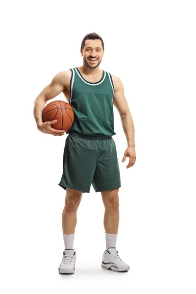 白地に孤立したボールを持つバスケットボール選手の完全な長さの肖像画 — ストック写真