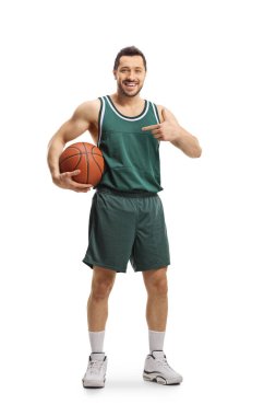 Topu tutan bir basketbolcunun tam boy portresi ve onu beyaz arka planda izole edilmiş bir şekilde göstermesi.