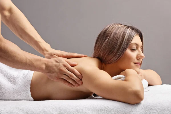 Donna Che Gode Massaggio Alla Schiena Massaggiatore Professionista Maschile — Foto Stock