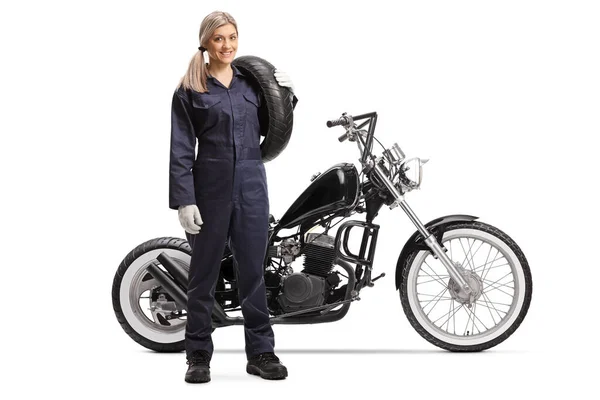 Ritratto Figura Intera Meccanico Moto Donna Con Una Moto Personalizzata — Foto Stock