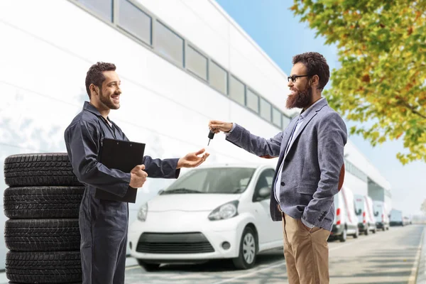 Cliente Dando Una Llave Coche Mecánico Automóviles Frente Servicio Coche —  Fotos de Stock