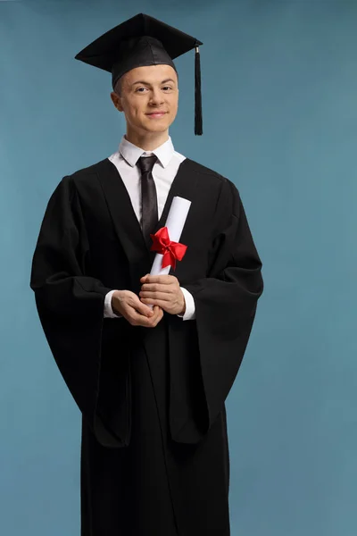 持有蓝色背景毕业文凭的男研究生 — 图库照片