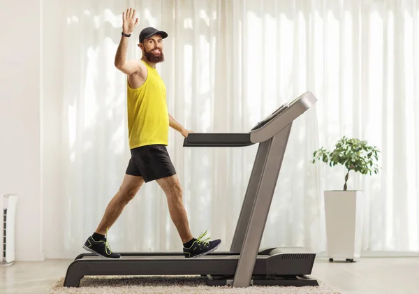 Homem Barbudo Sportswear Exercitando Uma Esteira Casa Acenando Para Câmera — Fotografia de Stock