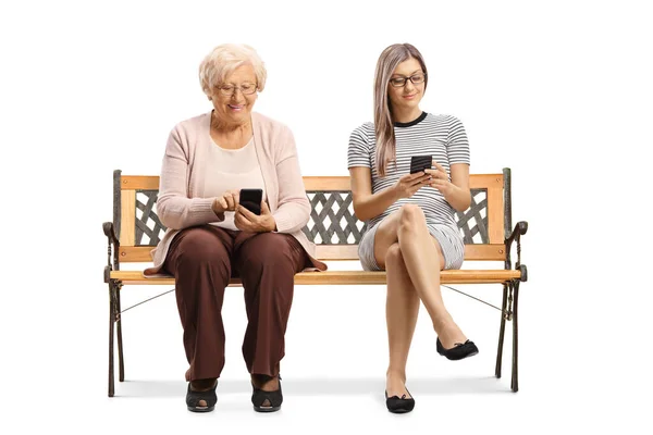 Giovane Anziana Donna Seduta Una Panchina Utilizzando Telefoni Cellulari Isolati — Foto Stock