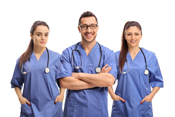 Команда молодых медицинских работников в синей форме изолирована на белом фоне
