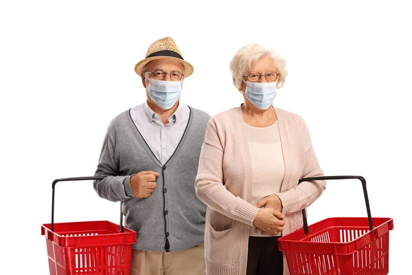 Casal Idosos Usando Máscaras Médicas Segurando Cestas Compras Isoladas Fundo — Fotografia de Stock