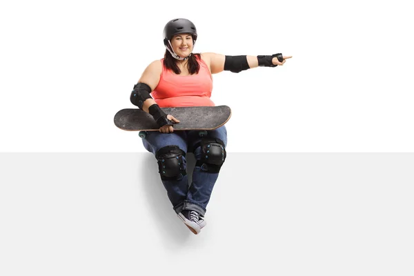 Glimlachende Mollige Vrouw Zittend Een Paneel Witk Skateboard Apparatuur Wijzend — Stockfoto