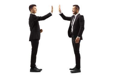 Takım elbiseli adamların beyaz arka planda izole edilmiş beşlik çakışları.