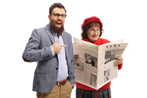 Бородатый Мужчина Смеется Указывает Пожилую Женщину Читающую Газету Белом Фоне — стоковое фото