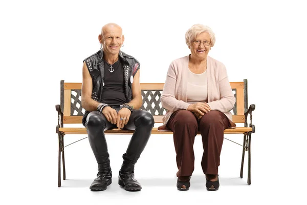 Punk Chauve Avec Une Femme Âgée Assise Sur Banc Souriant — Photo