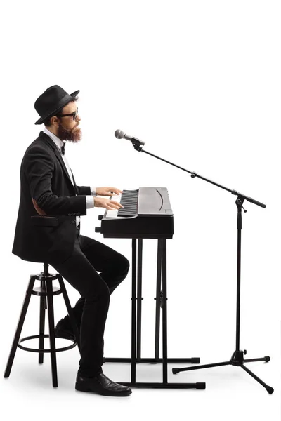 Artista Tocando Piano Digital Cantando Microfone Isolado Fundo Branco — Fotografia de Stock