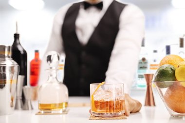 Barmen barda viski servisi yapıyor.