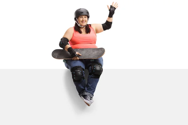 Corpulente Vrouw Zittend Een Paneel Met Een Skateboard Beschermende Uitrusting — Stockfoto