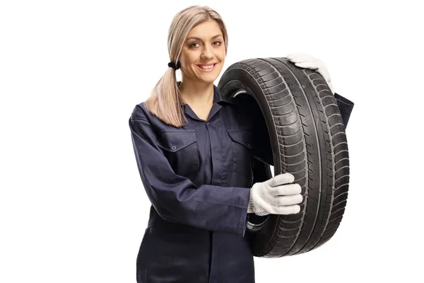 Jovem Mecânica Mulher Segurando Pneu Carro Isolado Fundo Branco — Fotografia de Stock