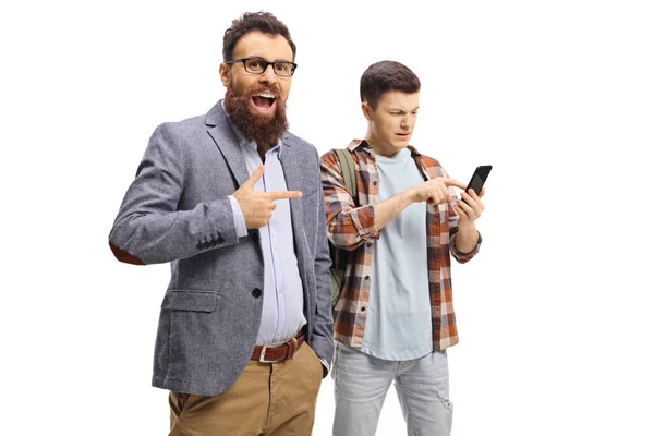 Homem Barbudo Rindo Apontando Para Adolescente Usando Telefone Celular Isolado — Fotografia de Stock